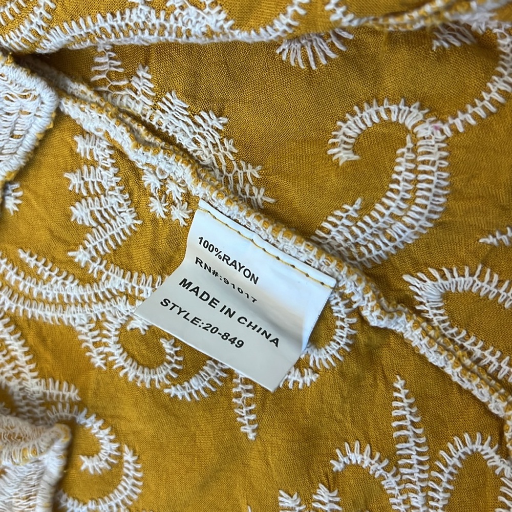 Solitaire Embroidered Floral Top Size Medium - Picture 6 of 6